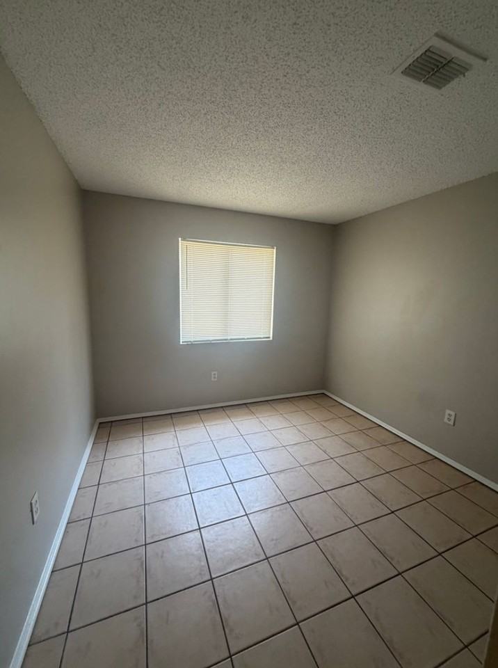 160 Edgewater Cir - Photo 3 of 14