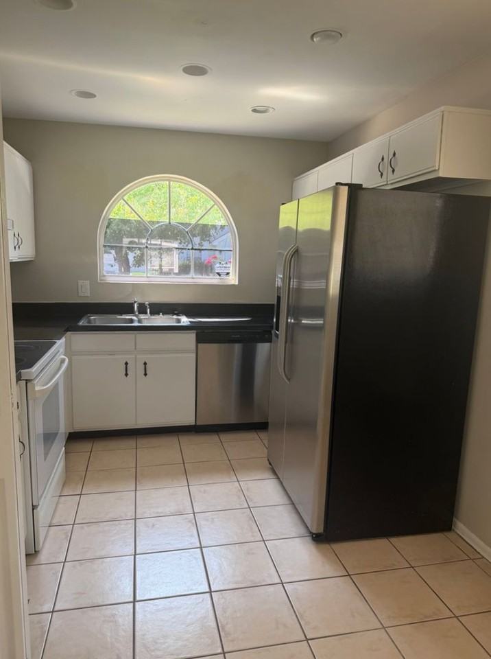 160 Edgewater Cir - Photo 4 of 14