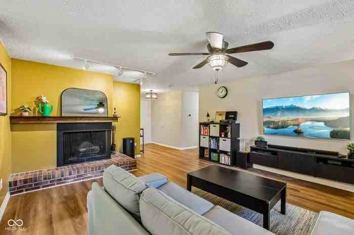 8047 Pebble Creek Ct - Photo 3 of 16