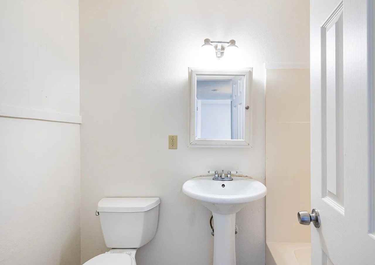 2420 N West St #7 - Photo 4 of 10