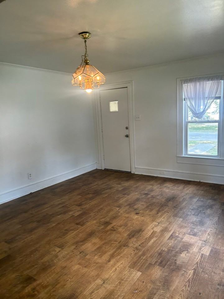 612 S Wood St - Photo 2 of 8