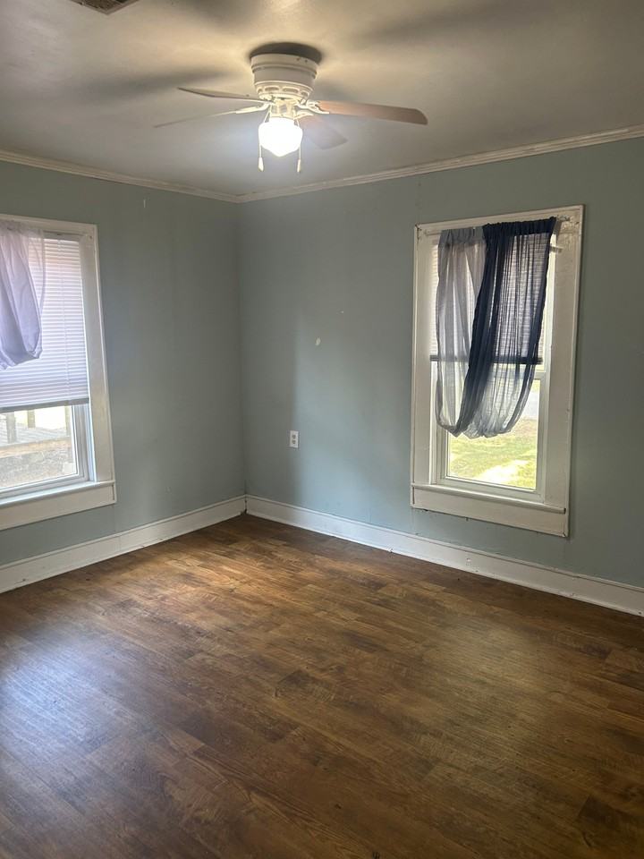 612 S Wood St - Photo 3 of 8