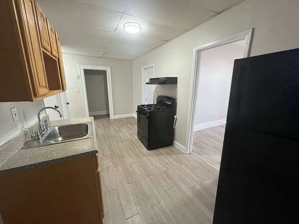 545 E 38th St #10 - Photo 2 of 12