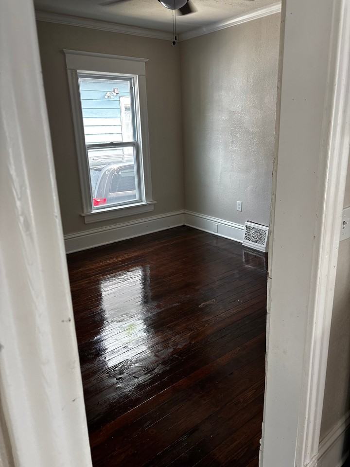 1827 Franklin St - Photo 2 of 17