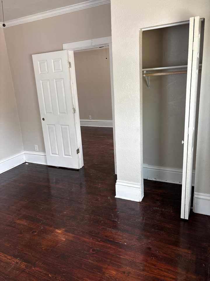 1827 Franklin St - Photo 6 of 17