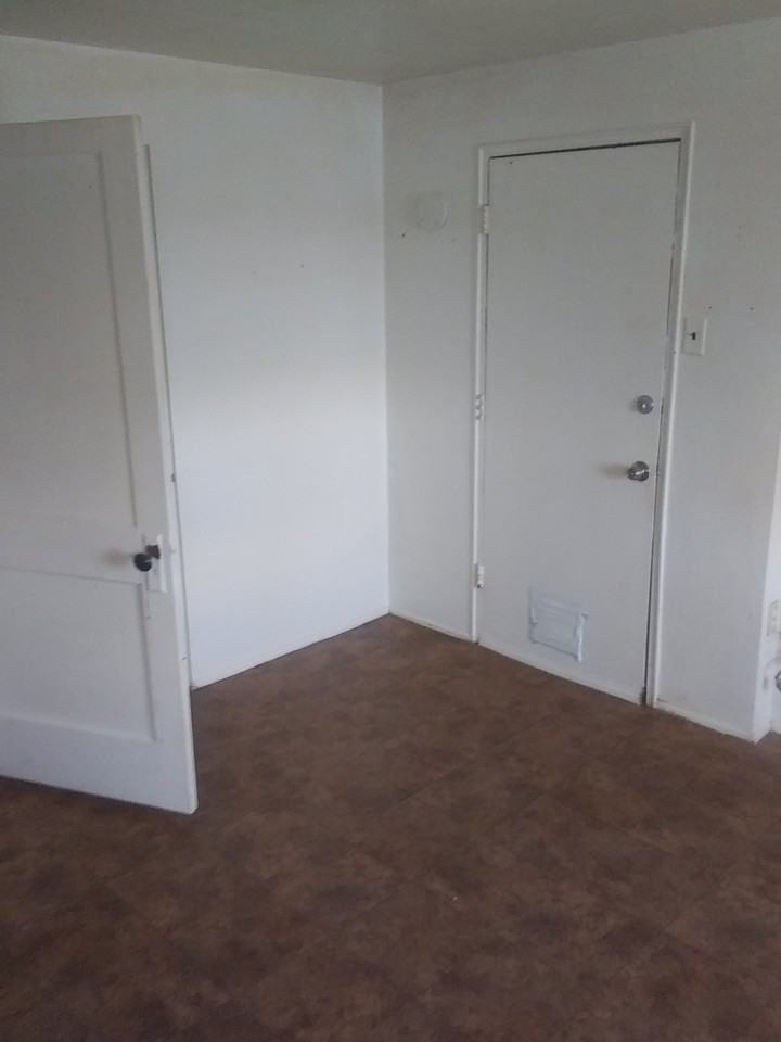 111 N 8th St #D - Photo 2 of 7