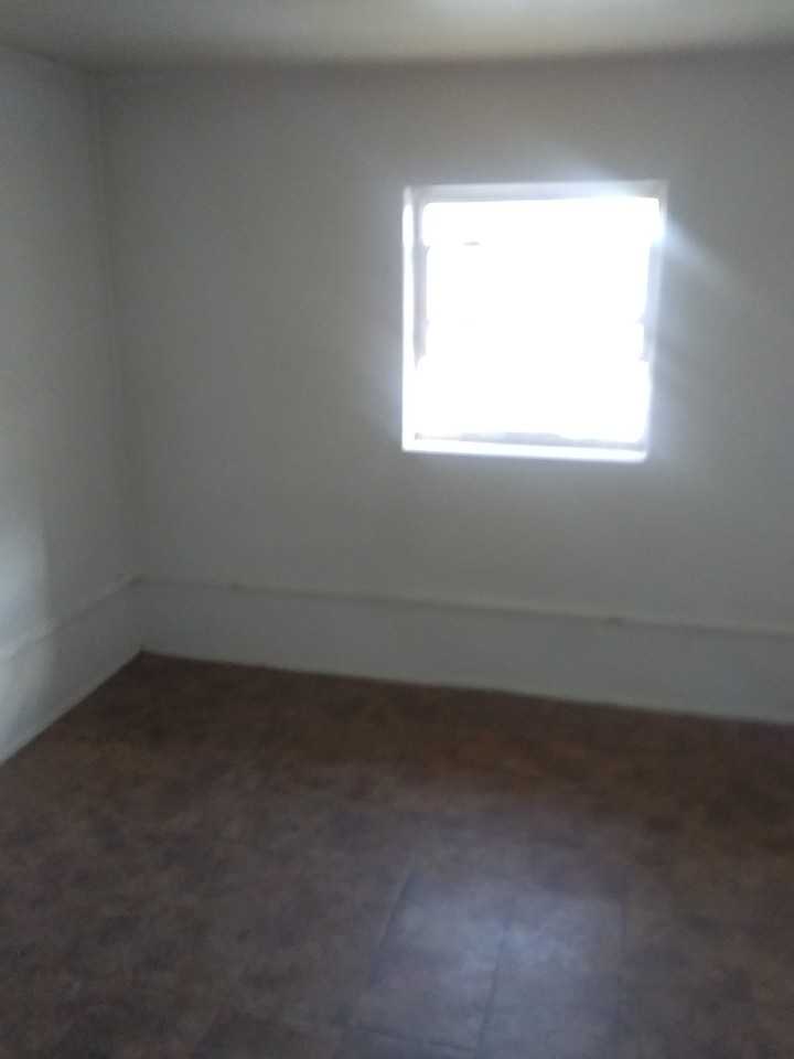 111 N 8th St #D - Photo 4 of 7