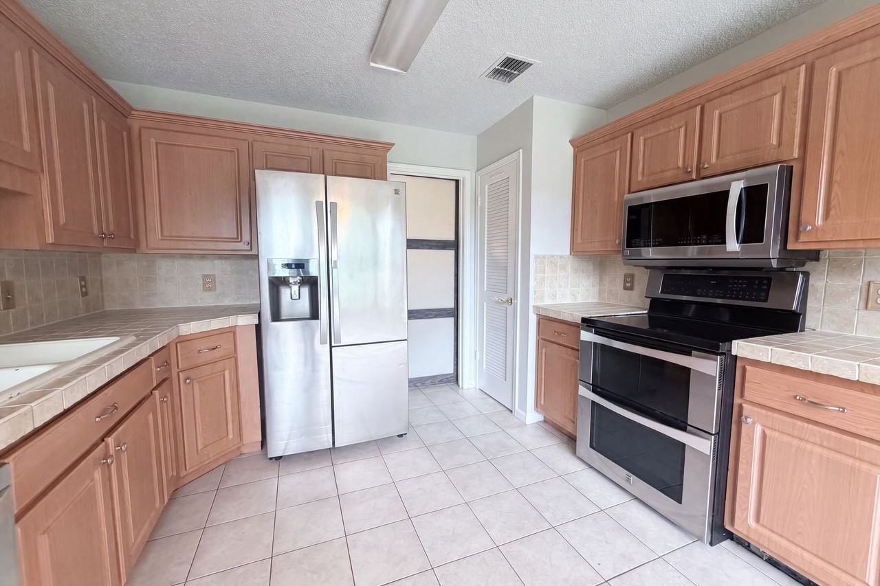 2442 Longwood St #NA - Photo 3 of 14