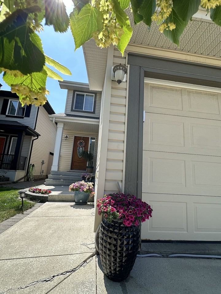 1731 Melrose Cres Sw - Photo 2 of 20