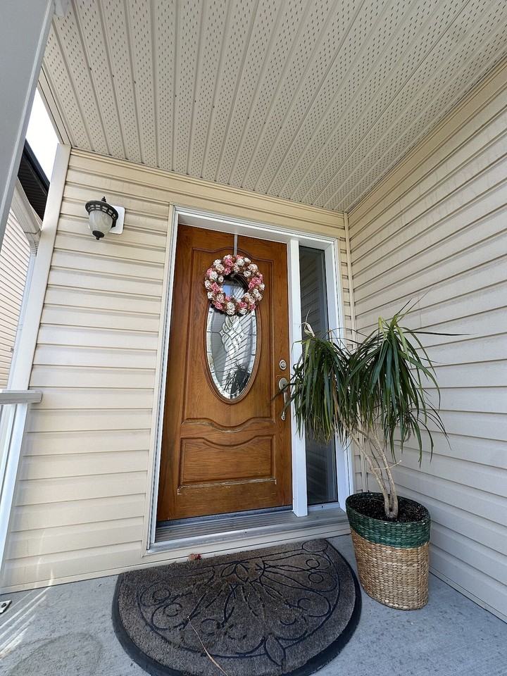 1731 Melrose Cres Sw - Photo 4 of 20