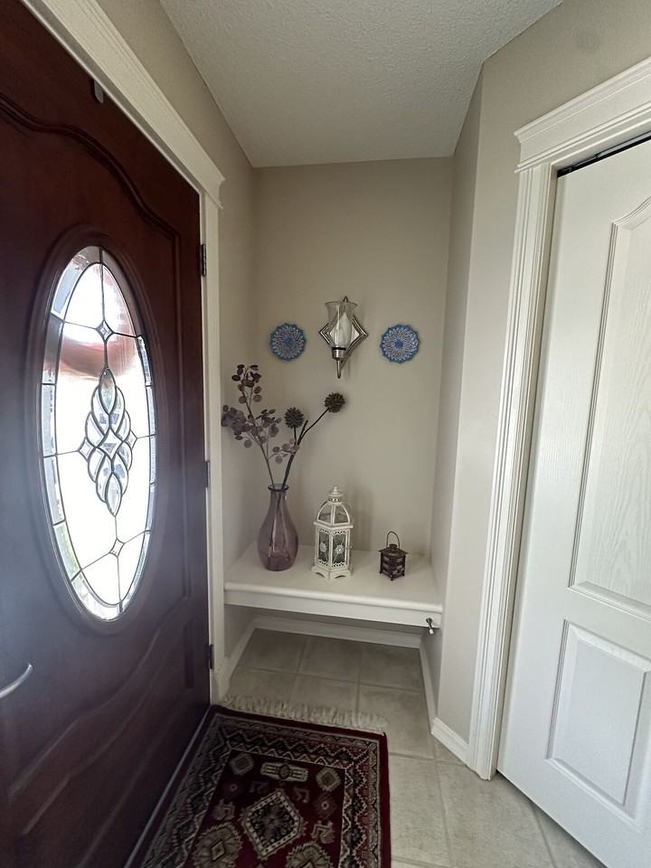 1731 Melrose Cres Sw - Photo 5 of 20