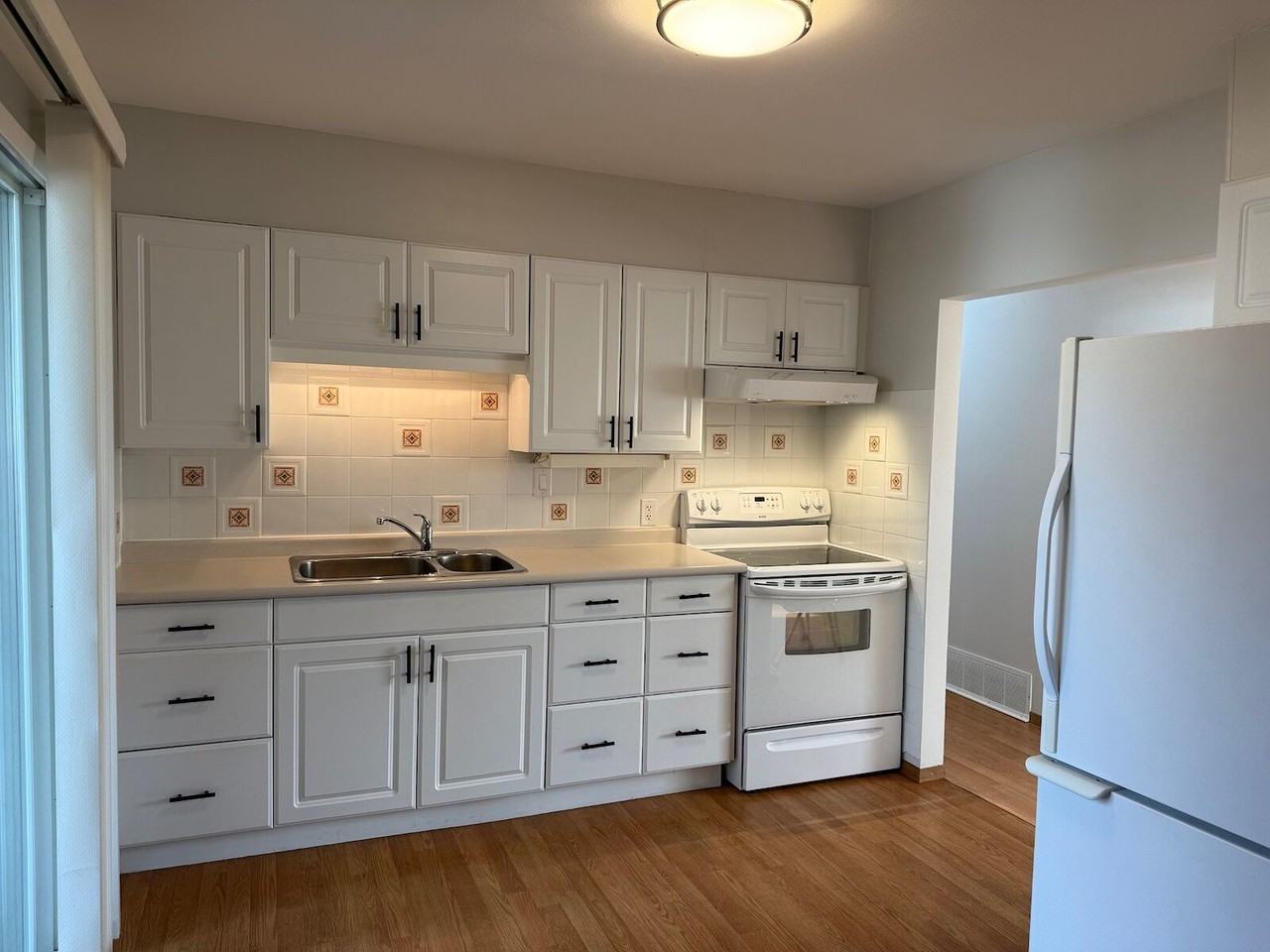 4220 7 Ave Sw - Photo 2 of 11