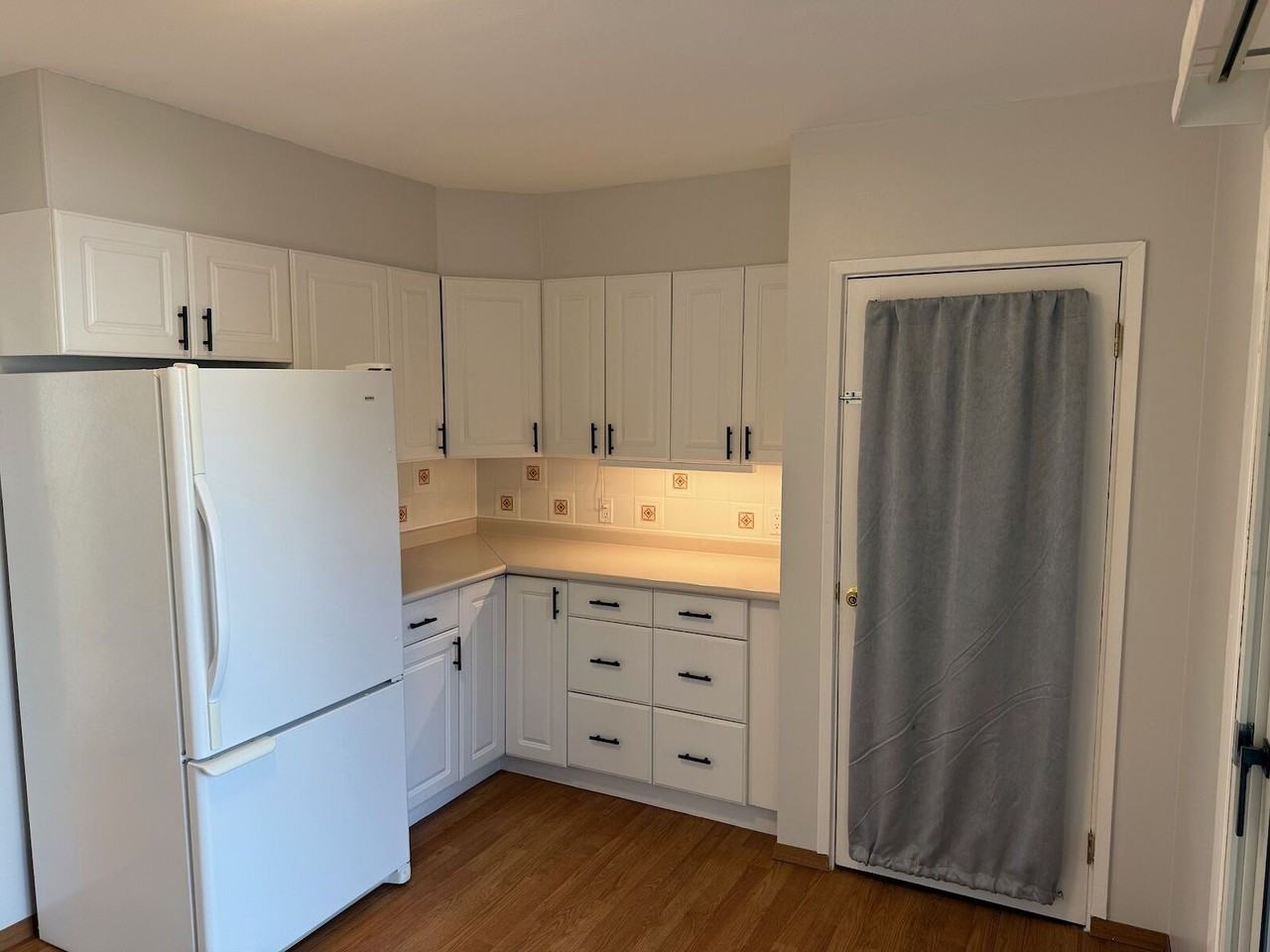 4220 7 Ave Sw - Photo 3 of 11