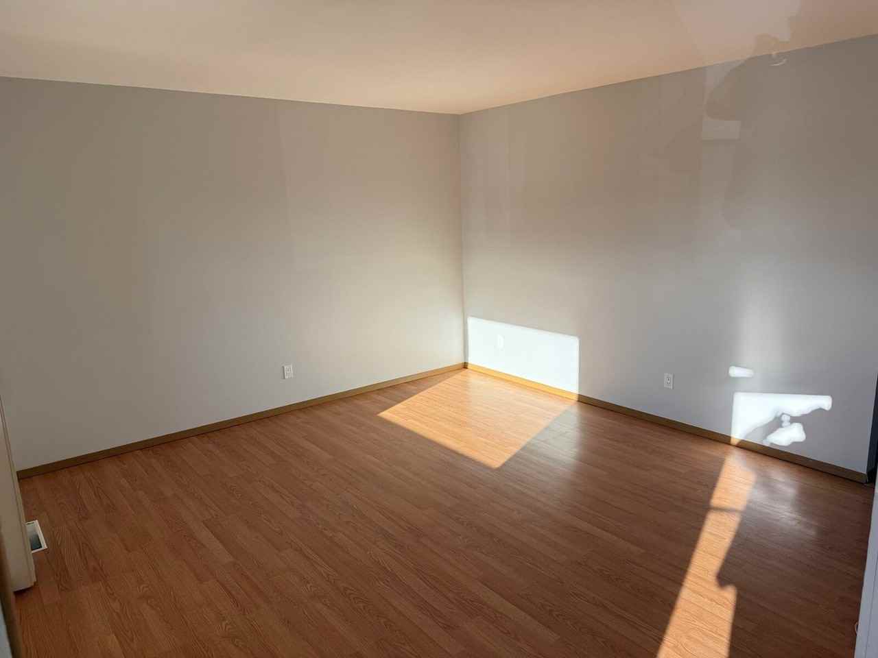4220 7 Ave Sw - Photo 6 of 11