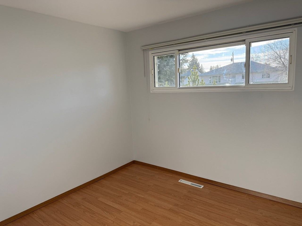 4220 7 Ave Sw - Photo 7 of 11