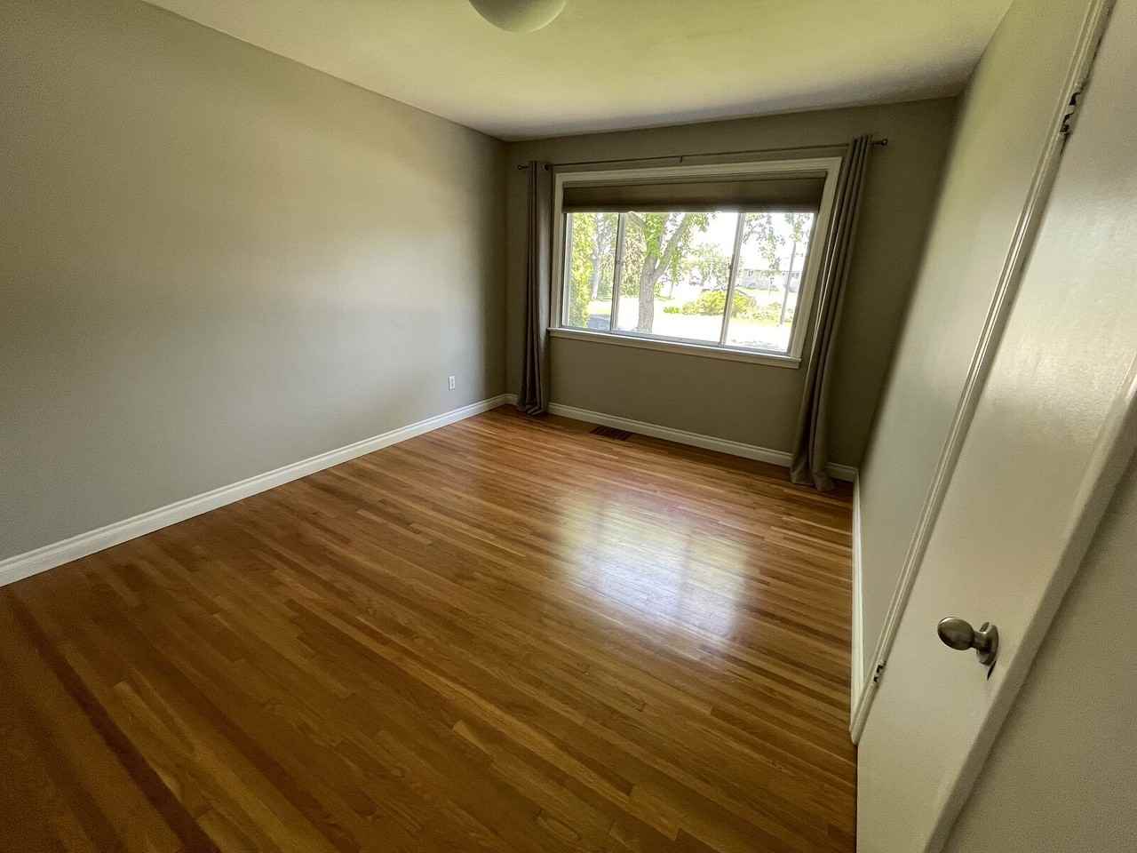 10998 135 St Nw - Photo 4 of 14