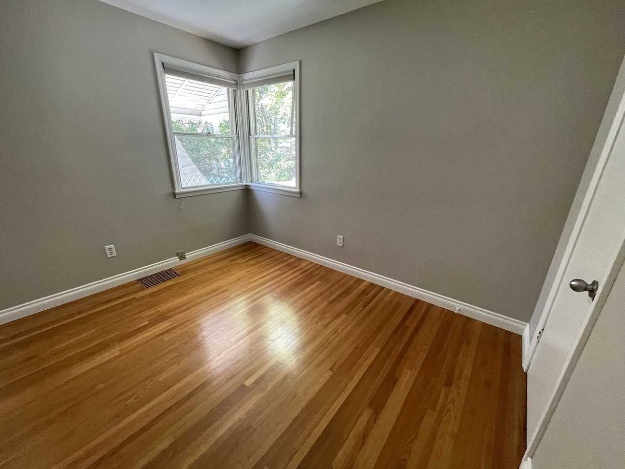 10998 135 St Nw - Photo 6 of 14