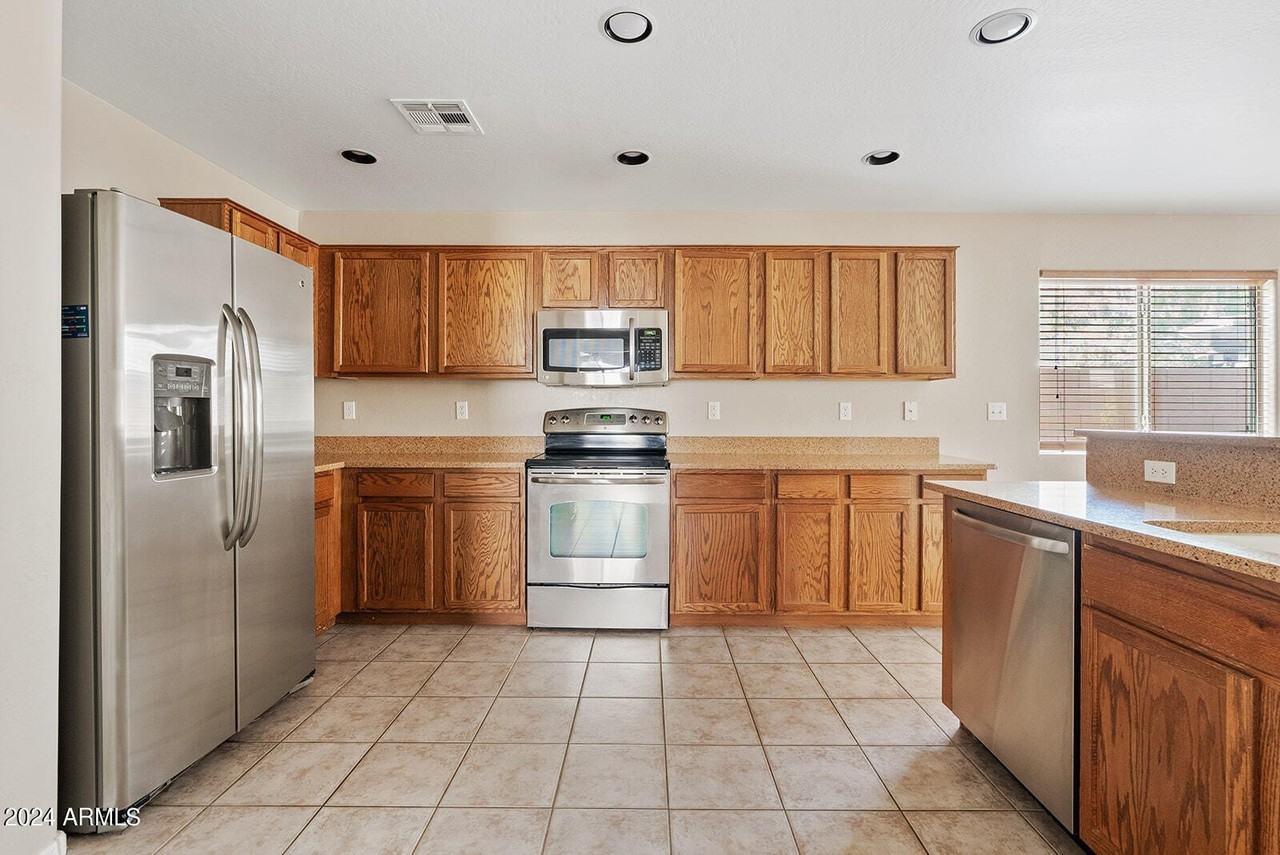 15410 N 169th Ln - Photo 3 of 39