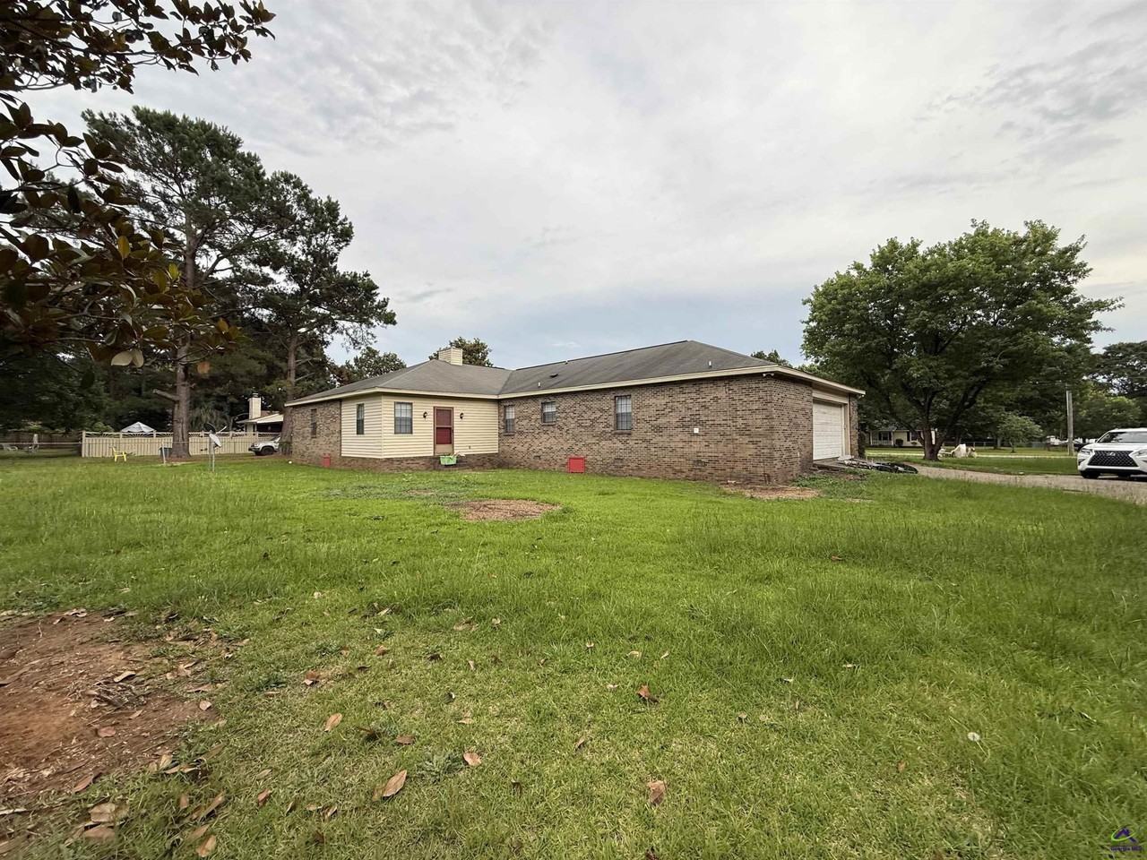 118 S Springs Dr - Photo 2 of 18