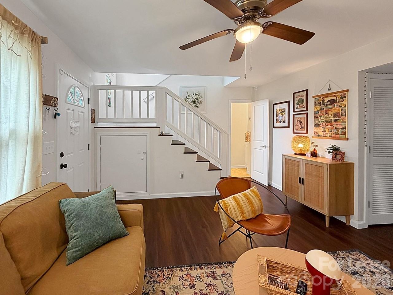 902 Creekside Dr - Photo 2 of 26