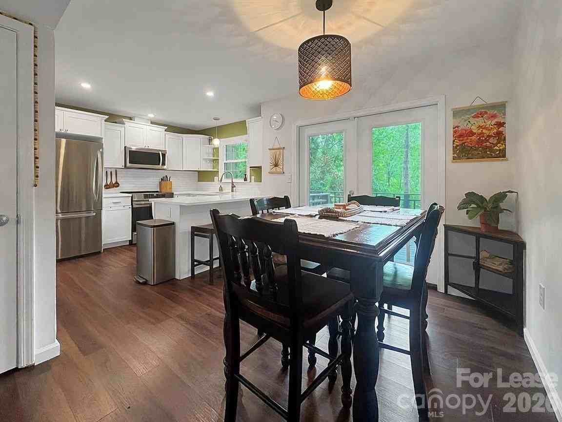 902 Creekside Dr - Photo 5 of 26
