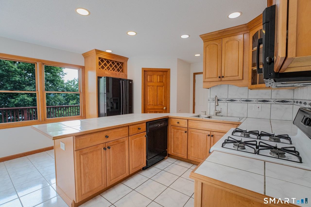 141 Union St - Photo 7 of 35