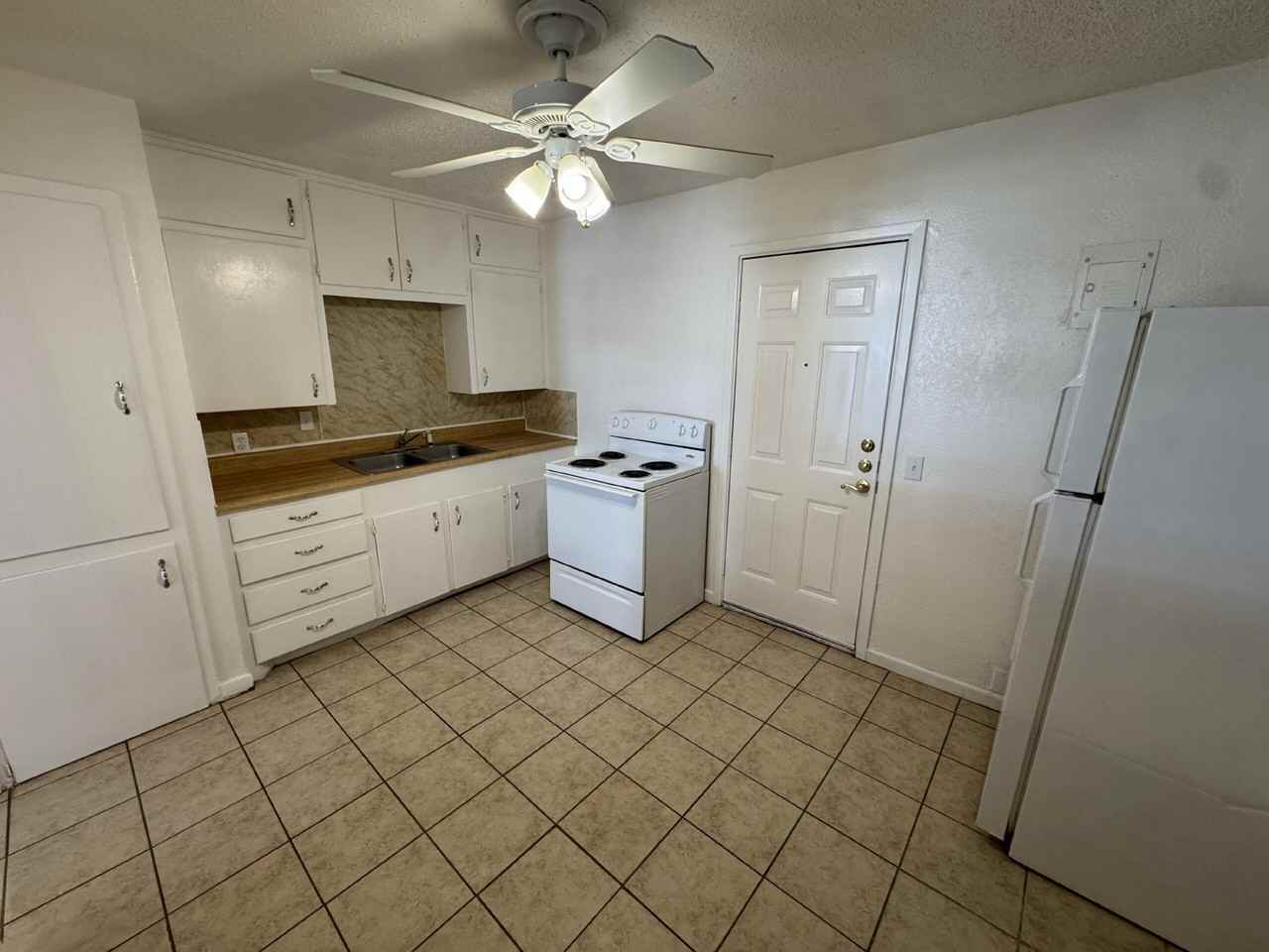 2208 35th St #B - Photo 4 of 9
