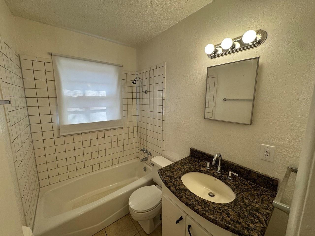 2208 35th St #B - Photo 6 of 9