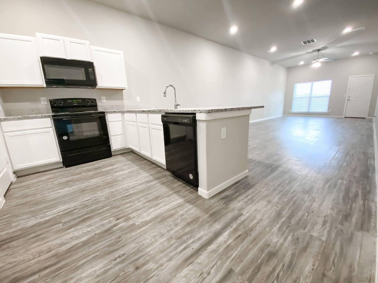 1905 Langford Ave #B - Photo 2 of 9