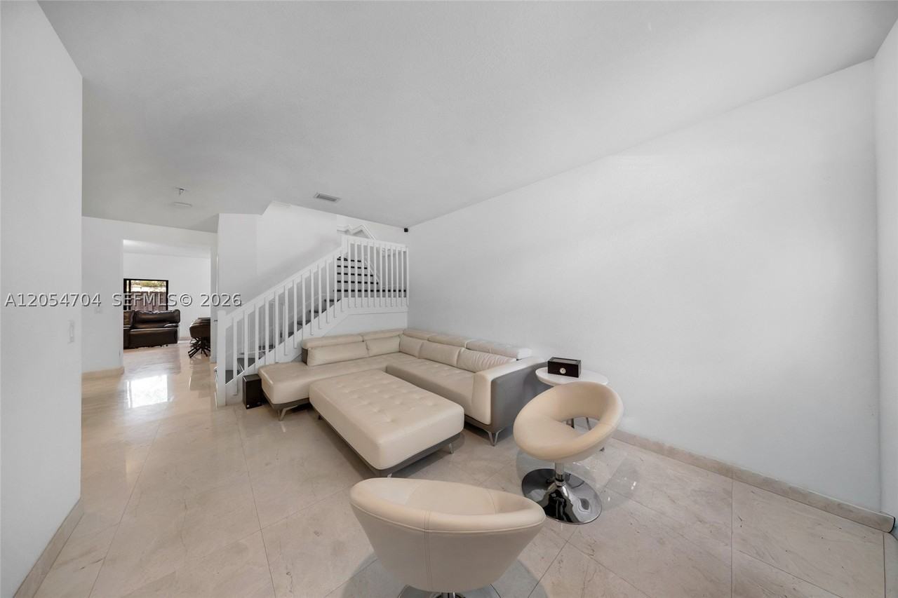 20674 Ne 2nd Ct - Photo 4 of 32