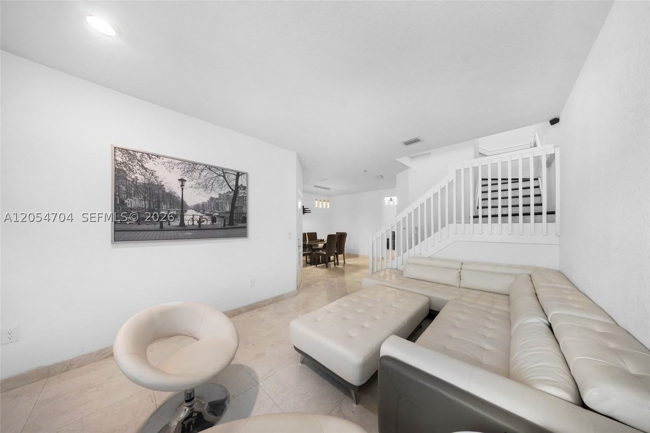 20674 Ne 2nd Ct - Photo 5 of 32