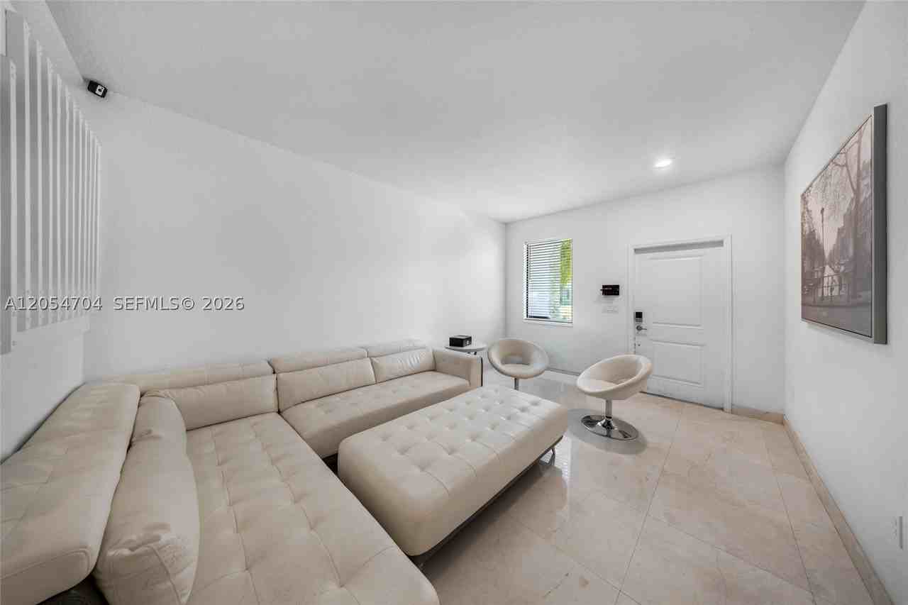 20674 Ne 2nd Ct - Photo 6 of 32