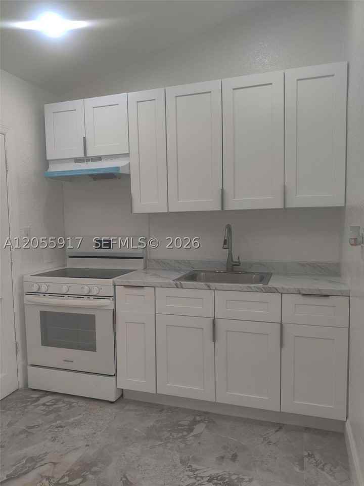 709 Ne 7th St #2 - Photo 2 of 24