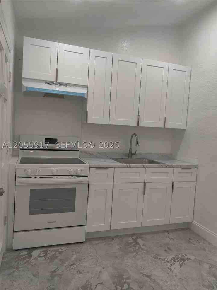 709 Ne 7th St #2 - Photo 4 of 24