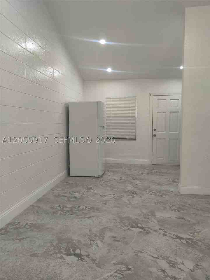 709 Ne 7th St #2 - Photo 5 of 24
