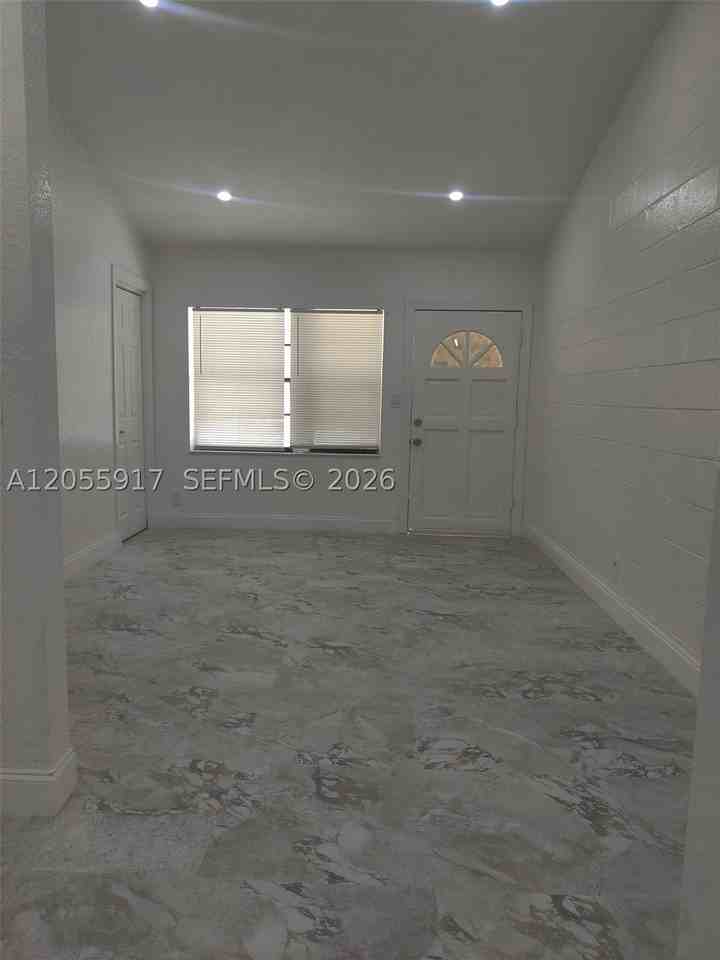 709 Ne 7th St #2 - Photo 6 of 24