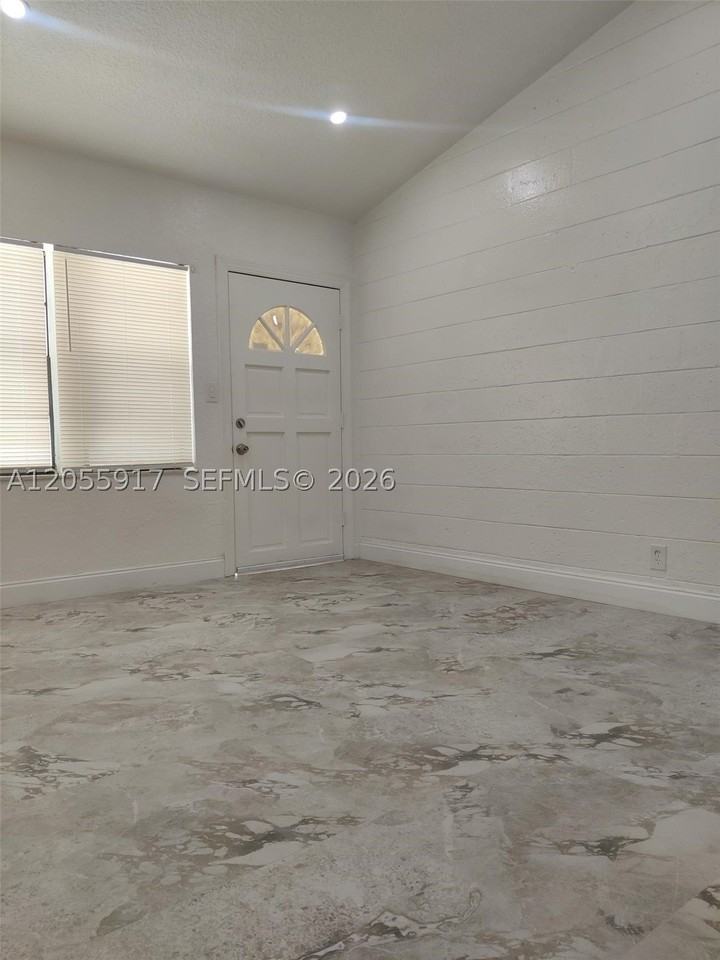 709 Ne 7th St #2 - Photo 7 of 24