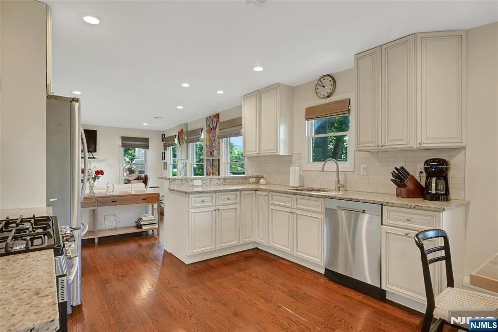 81 Riverview Ave - Photo 7 of 17