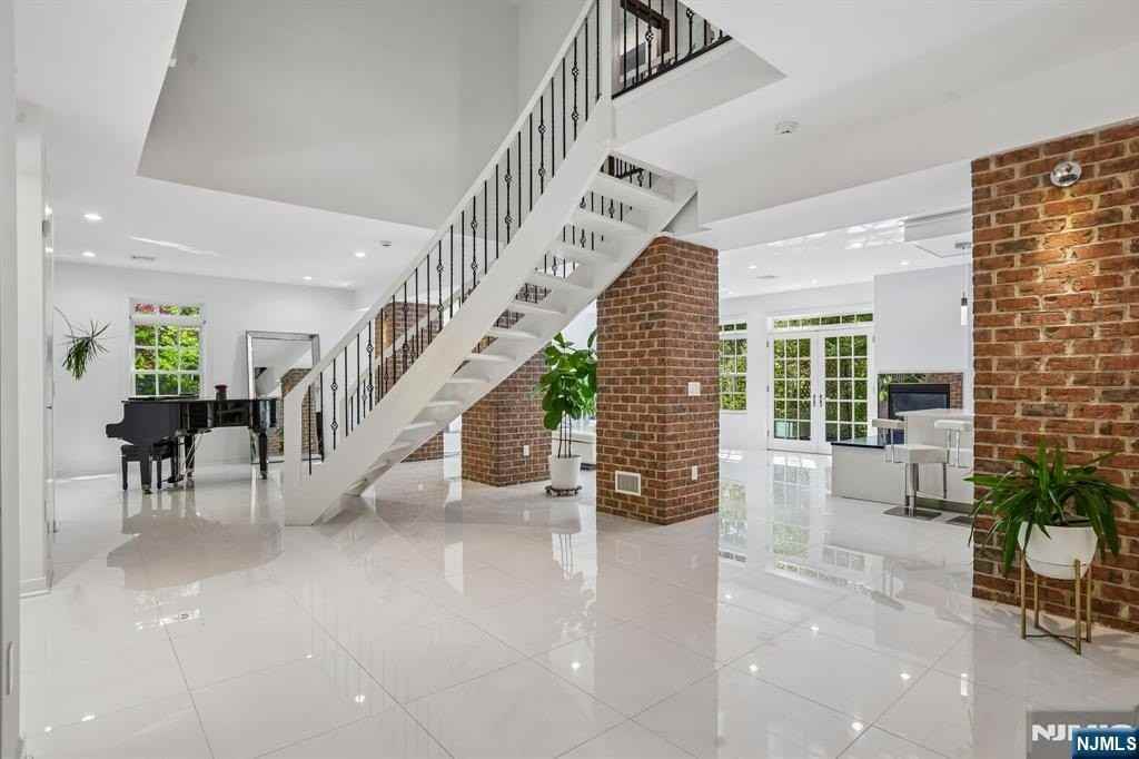 2B Paris Ave - Photo 3 of 25