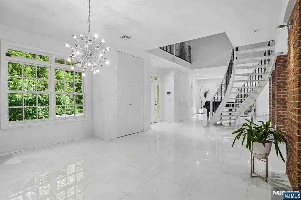 2B Paris Ave - Photo 4 of 25