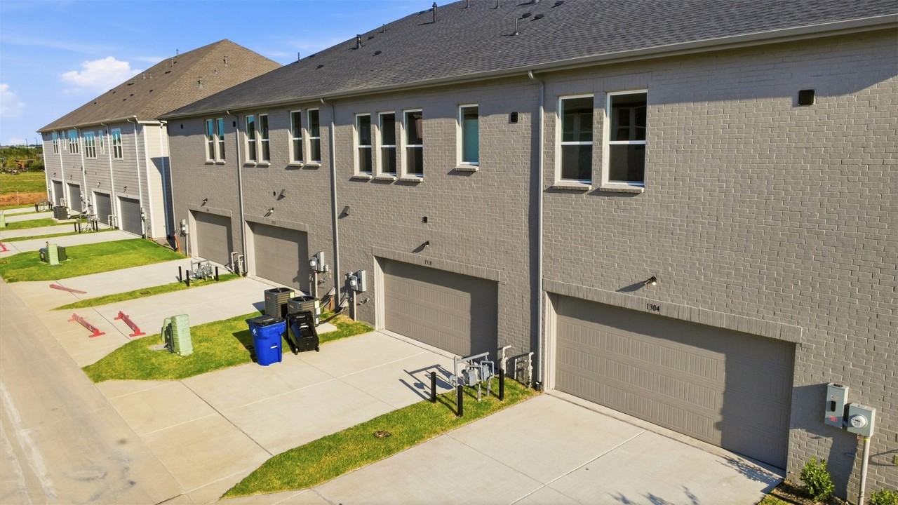 1318 Marsh Ln - Photo 3 of 32