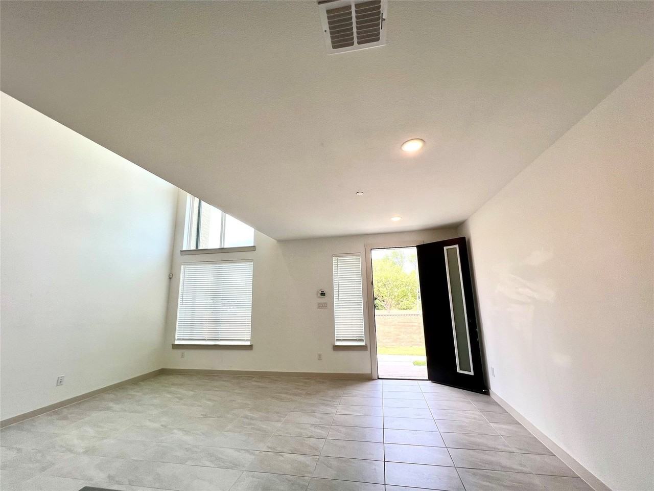 1755 Montgomery Dr - Photo 4 of 27