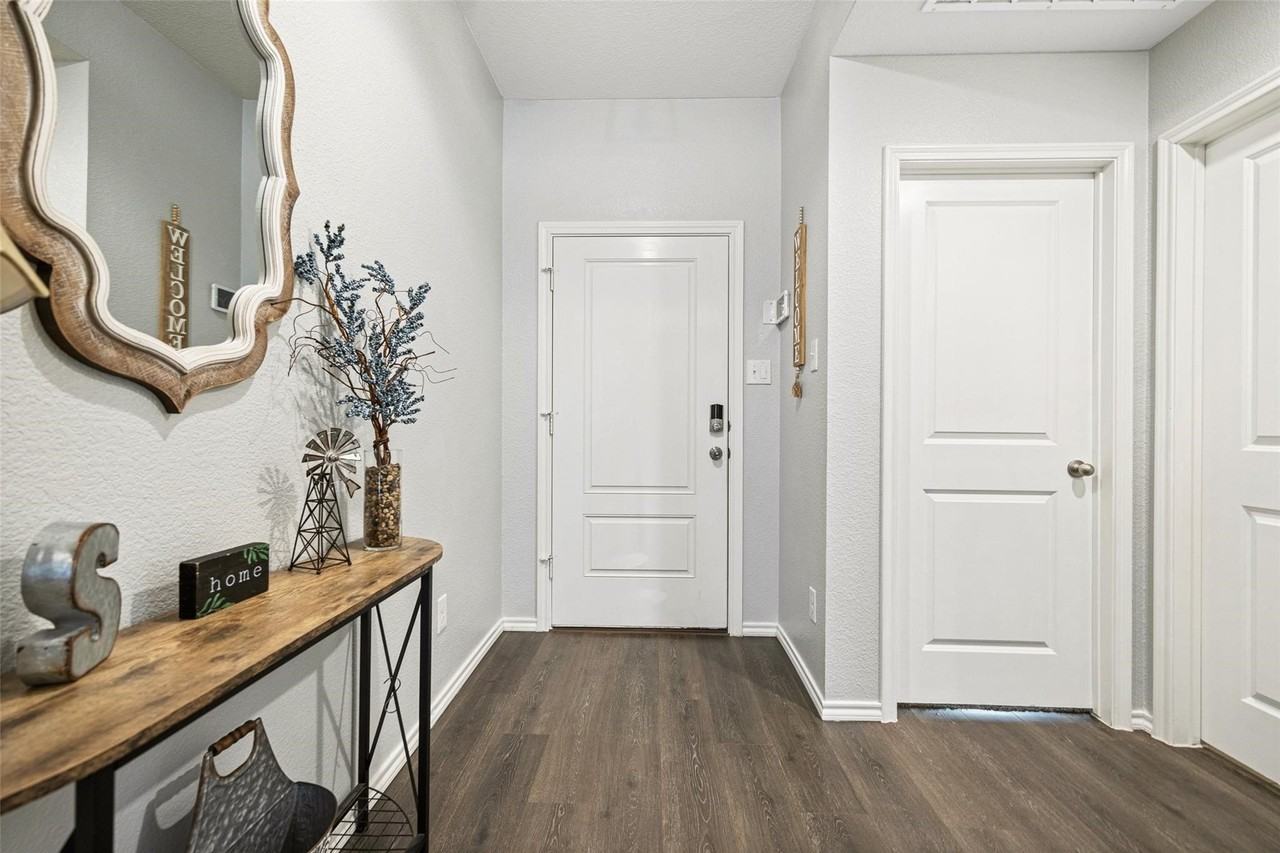 904 Saddle Horn Way - Photo 2 of 30