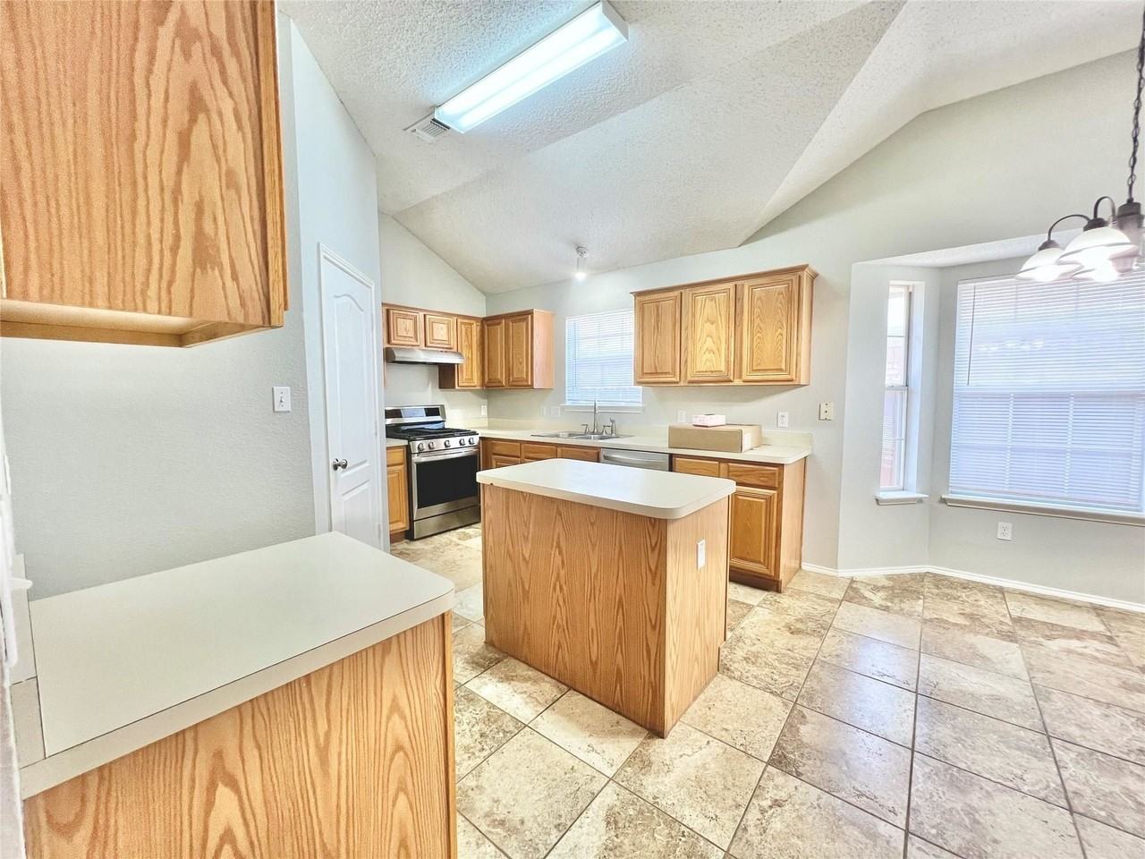 2210 Green Mere Dr - Photo 4 of 19