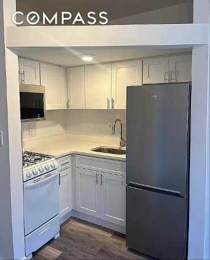 1582 York Ave #2D - Photo 3 of 10