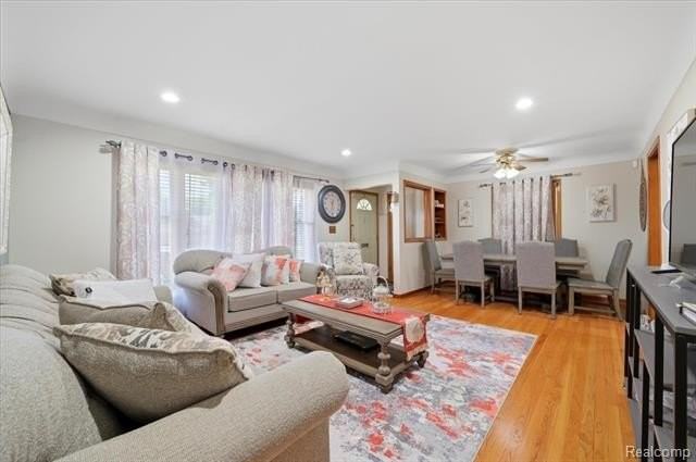8271 Arnold St - Photo 5 of 31