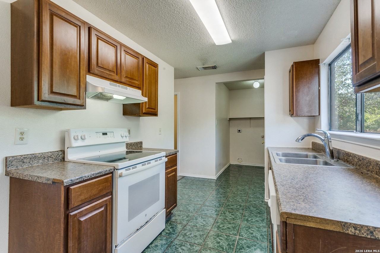 6019 Lyndell Spgs - Photo 4 of 10