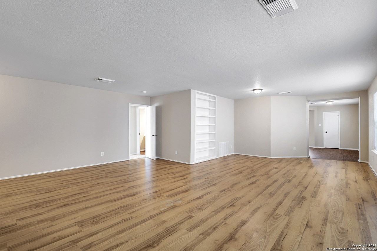 10331 Manor Crk - Photo 3 of 29