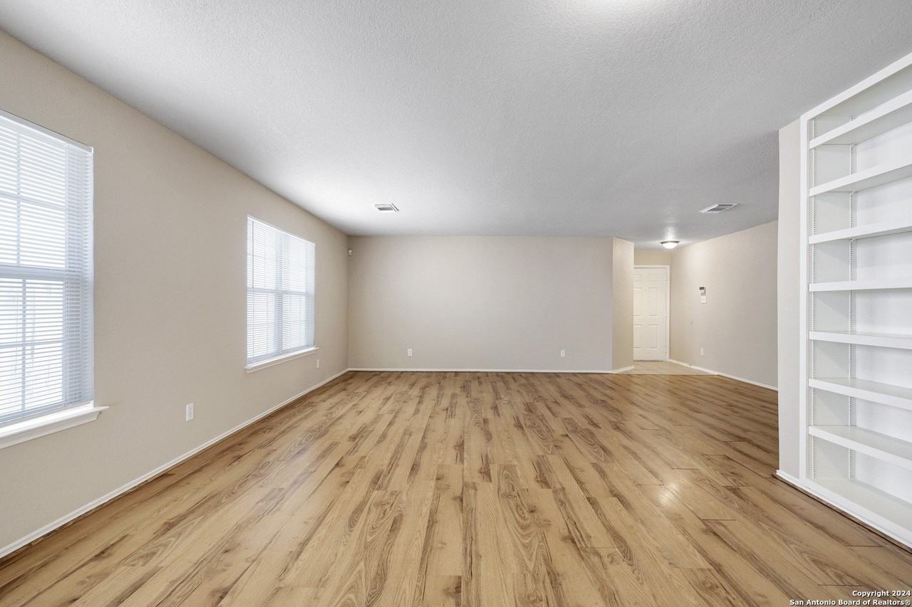 10331 Manor Crk - Photo 4 of 29