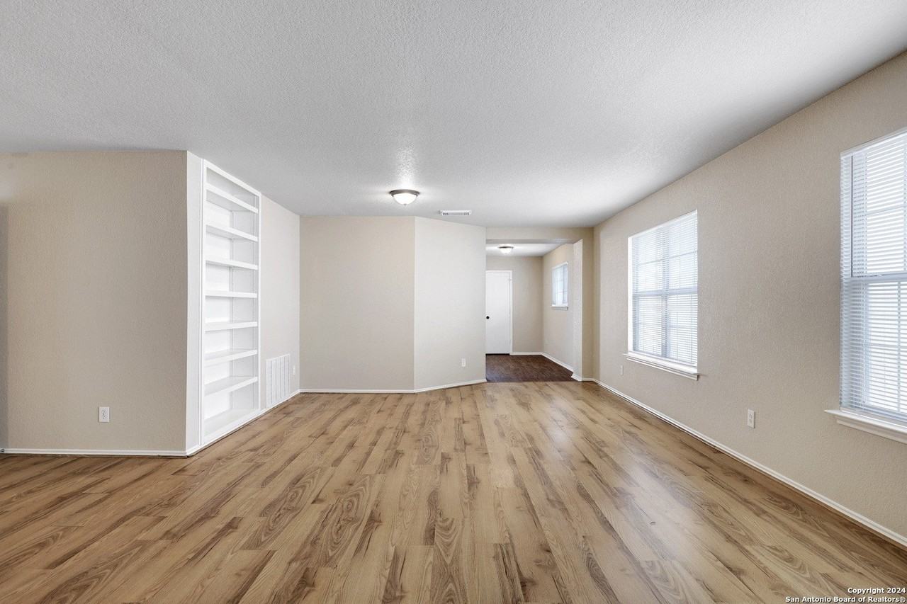 10331 Manor Crk - Photo 5 of 29